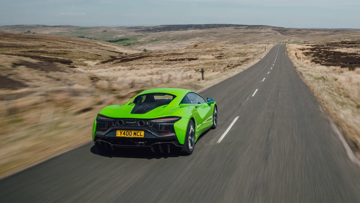 关于阿斯顿马丁绝杀迈凯伦，塞恩斯统治全场的信息